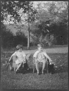 Felix neg Kids in Chairs