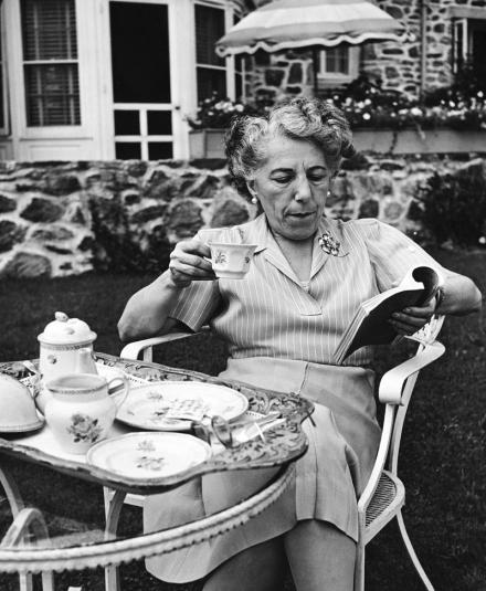 EdnaFerberDrinkingTeaSF39671